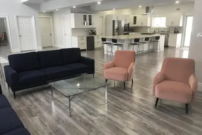 Image de 4200 sq ft 5 bedroom house, golf sim, beaches, skiing and trails seconds away!