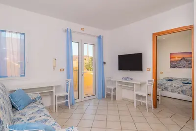 Image de \"Appartamento Murena 1\" avec vue sur la mer, terrasse et climatisation.