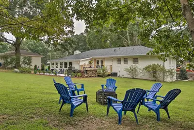 Image de Walk to Dtwn Alpharetta: Modern Home w\/ Fire Pit
