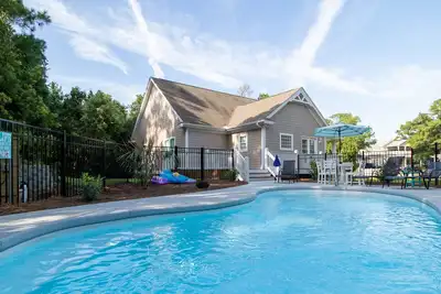 Image de Single level, Interior home with Private Pool and Golf Cart in Spinnaker's Reach