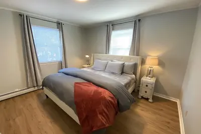Image de Adorable home in coveted neighborhood with parking
