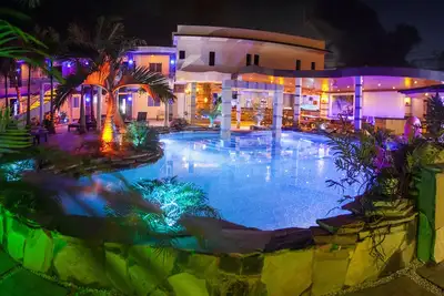 Large party complex steps from beaches/shops/bars, 25 bedrooms/25 bathrooms
