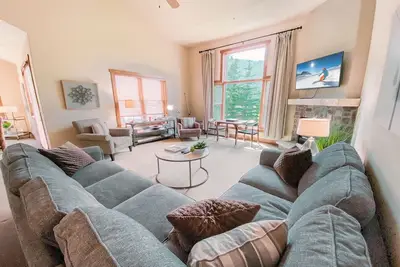 Image de Updated Townhome w/Stunning Views, Walk to Slopes