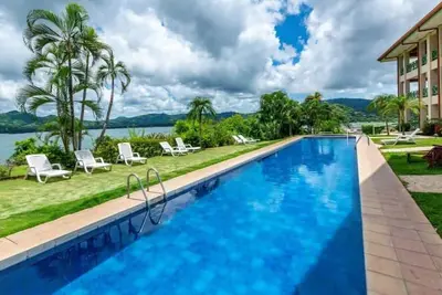 Image de 2-Bedroom, 2-Bath Oceanfront Condo