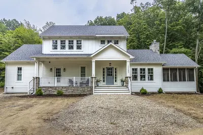 Image de Hot tub & Pool in Gorgeous Wooded Community