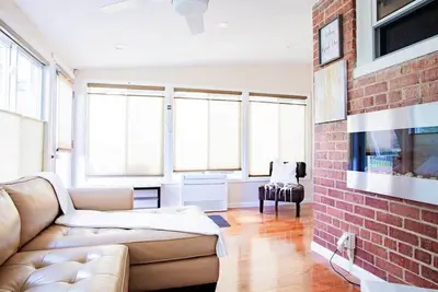 Image de ✶ Gorgeous Home Tucked Away In Greener Part Of Town ✶ Transit-Friendly!