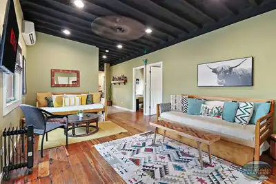 Image de Downtown Hideaway - Entire Building |Fun, Convienent & Comfortable |Sleeps 14 |1000+ 5 Star Reviews