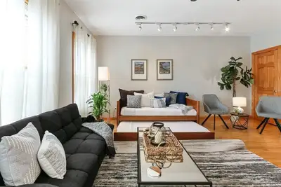 Image de Suite 725 on Main |Recently Face-Lifted |Walkable Dwntwn Condo |Parking |Dining |Nightlife |Shopping