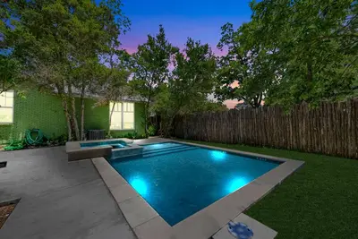 Image de Clover Haus 2 Blks to Main St w/Pool and Hot-Tub!