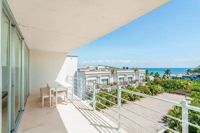 Image de Stylish Beach Condo | Ocean Views | Pool Access