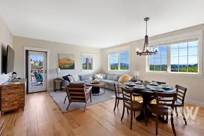 Image de Riverstone Village—Westin Mattresses, Stylish Kitchen, Corner Unit, Near Shops & Dining!