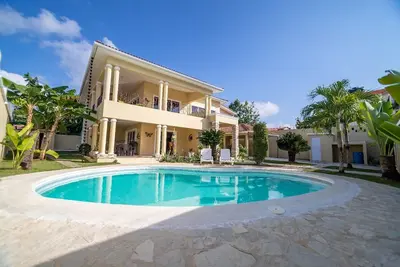 Guest-friendly 4bd/5 Bth villa with pool in the center of Sosua (El Batey)