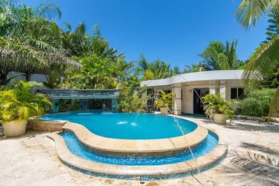 Luxury party complex in Sosua, 2 large villas, 16 Bd/16 Bth, 2 pools, near all