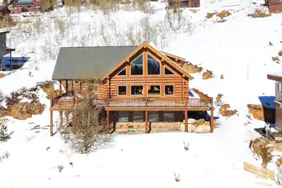 Image de Stunning views, slopeside, welcoming cabin with hot tub and room for everyone