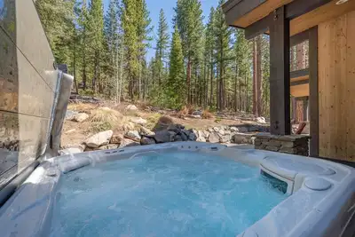 Image de Lavish Cabin By Tahoe Getaways -Gray's Crossing w/ Private Hot tub and Pool Table