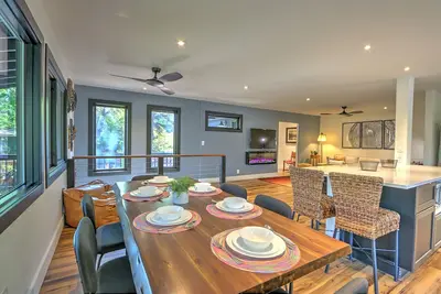 Image de Modern Mountainside Home w/ Large Deck, Near Downtown & Skiing