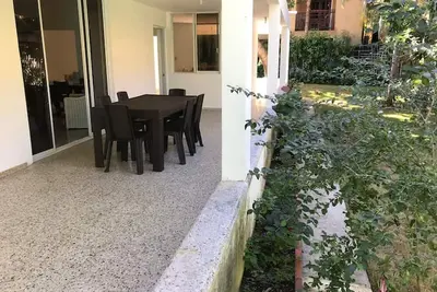 Budget villa for large groups, steps from the sandy beach, cable Tv/Wi-Fi/Ac