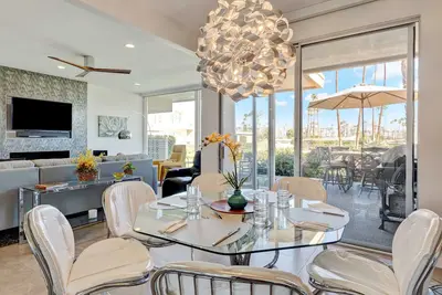 Image de Quintessential Mid-Century Modern Oasis in the Desert