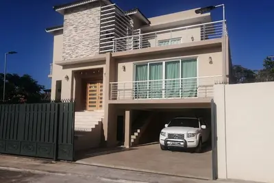 New Sosua villa, guest-friendly, 4bd/4bth, 5 televisions, Jacuzzi, Bbq, parking