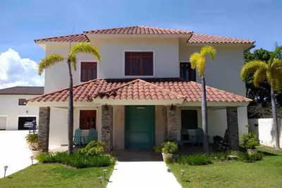 Beach Villa steps from water, 6 bedrooms, Pool, Jacuzzi, Bbq, Snooker