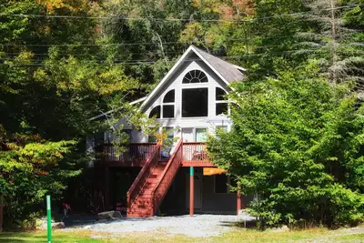 Image de Large 3 Story Chalet on quiet cut-de-sac in Arrowhead Lake Community.