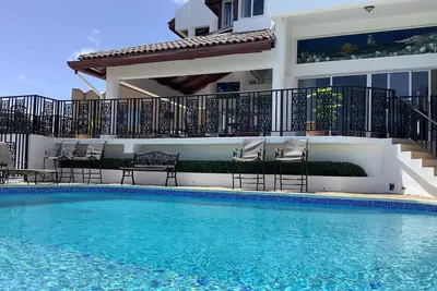 7bd Sea-views villa, infinity pool, guest-friendly, 5 minutes from airport