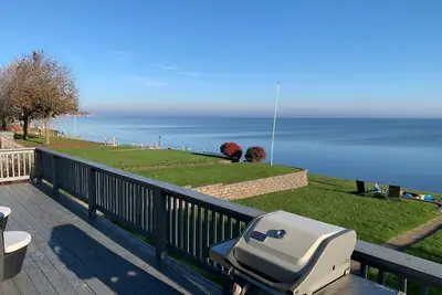 Image de August 20-22 Available. Act Fast. Lrg 3br 3Bath Lakefront Home. Spectacular Views