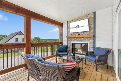 Image de Labor Day Open-Customized Decor- Free Tickets- Near Table Rock- Billiards- Community Outdoor Pool