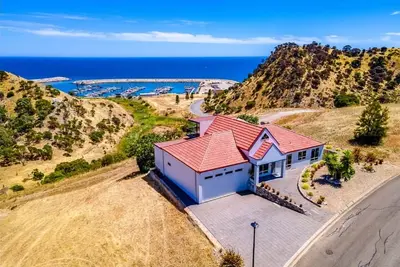 Image de 3br Hilltop Getaway – Games, Ocean Views, Wi-Fi, Parking, Sleeps 14, Pizza Oven & More - Stay 4 Nights, Pay Only 3 (June - August 2025)