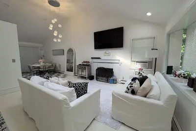 Image de Cozy Hamptons Escape 3br Minutes From Beach!