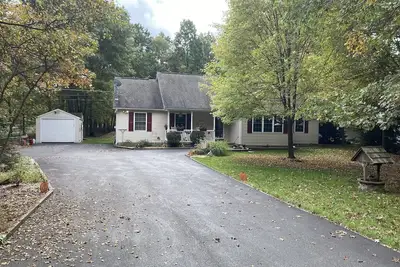 Image de Cozy Family Pocono Ranch w/ Hot Tub, Fireplace & Deck