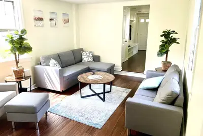 Image de A quiet hidden gem in Stonington Borough with a huge back yard