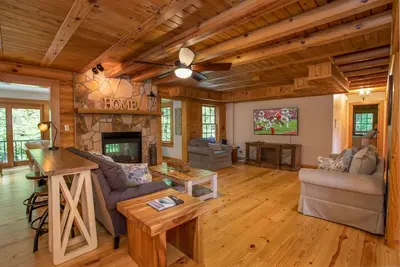 Image de Large Cabin in Great Location