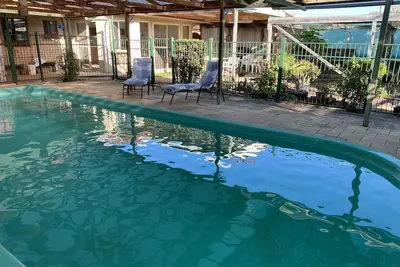 Image de 4 or 5 bedroom home with solar heated, undercover outdoor pool. Pet friendly.