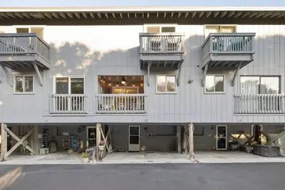 Image de Oceanside Condo Complex- Pine Knoll Shores- Steps to Beach & Pool