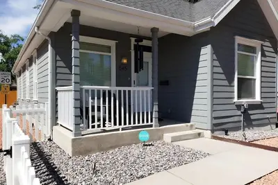 Image de Private Hot Tub+Fully Fenced Yard+Designer Furniture+Google Fiber+Best Location!