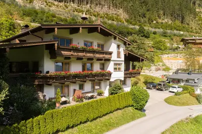 Image de Maison de groupe confortable avec grand jardin