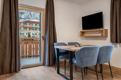 Image de \"Kamerloy Apartments - A\" avec vue sur les montagnes, Wi-Fi, balcon et jardin.
