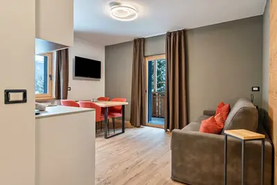 Image de \"Kamerloy Apartments - B\" avec vue sur les montagnes, Wi-Fi, balcon et jardin.