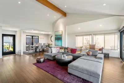 Image de Live in luxury in this meticulously updated 3br\/3ba Claremont Heights mid-century modern home w\/ Ac.