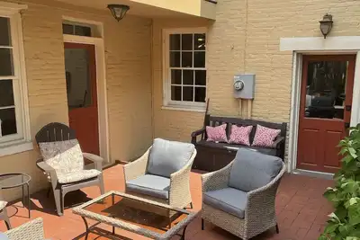 Image de 4 Bedroom, 3 Bath Big Downtown Frederick home, w\/ Private Patio & fire table