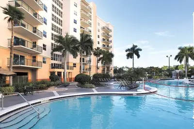 Image de Resort Managed 2 Br -Sleeps 8 at Wyndham Palm Aire - Pools, Free Beach Shuttle!