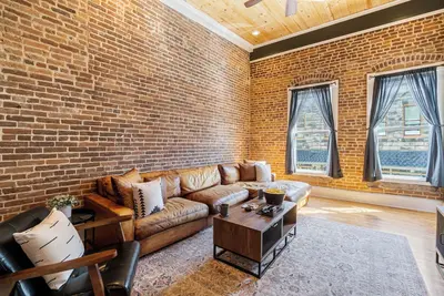 Image de Downtown Loft on Spring, Sleeps 7, Near Basin Park