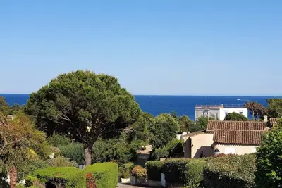 Image de Appartement vue mer au calme en rez-de-jardin