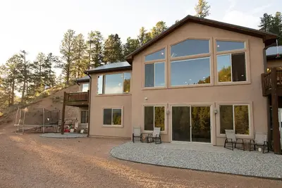 Image de Ground level of beautiful mountain home with views of Pikes Peak!