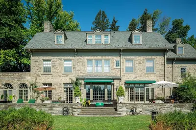 Image de Historic Mainline 8 bdrm, 3 story Mansion, pool, basketball, badminton and more