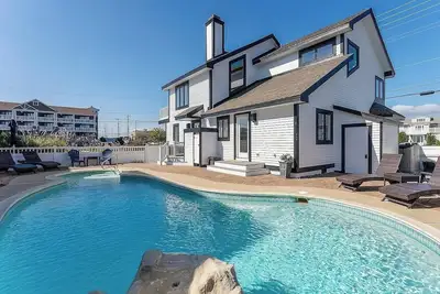 Image de Beach block with Private, Heated Pool!