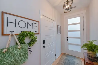 Image de Clean & Comfortable - Walk to Downtown Greenville - Premier Host - Free Parking
