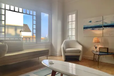 Image de Rare, gorgeous third floor apartment in mint condition atop Sacramento Street on Nob Hill (parking! )