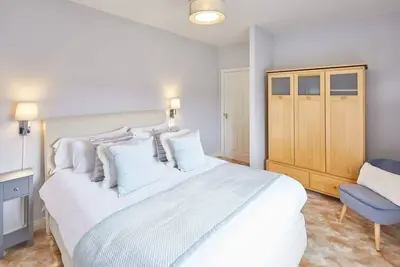 Image de Host & Stay | Starboard Bow